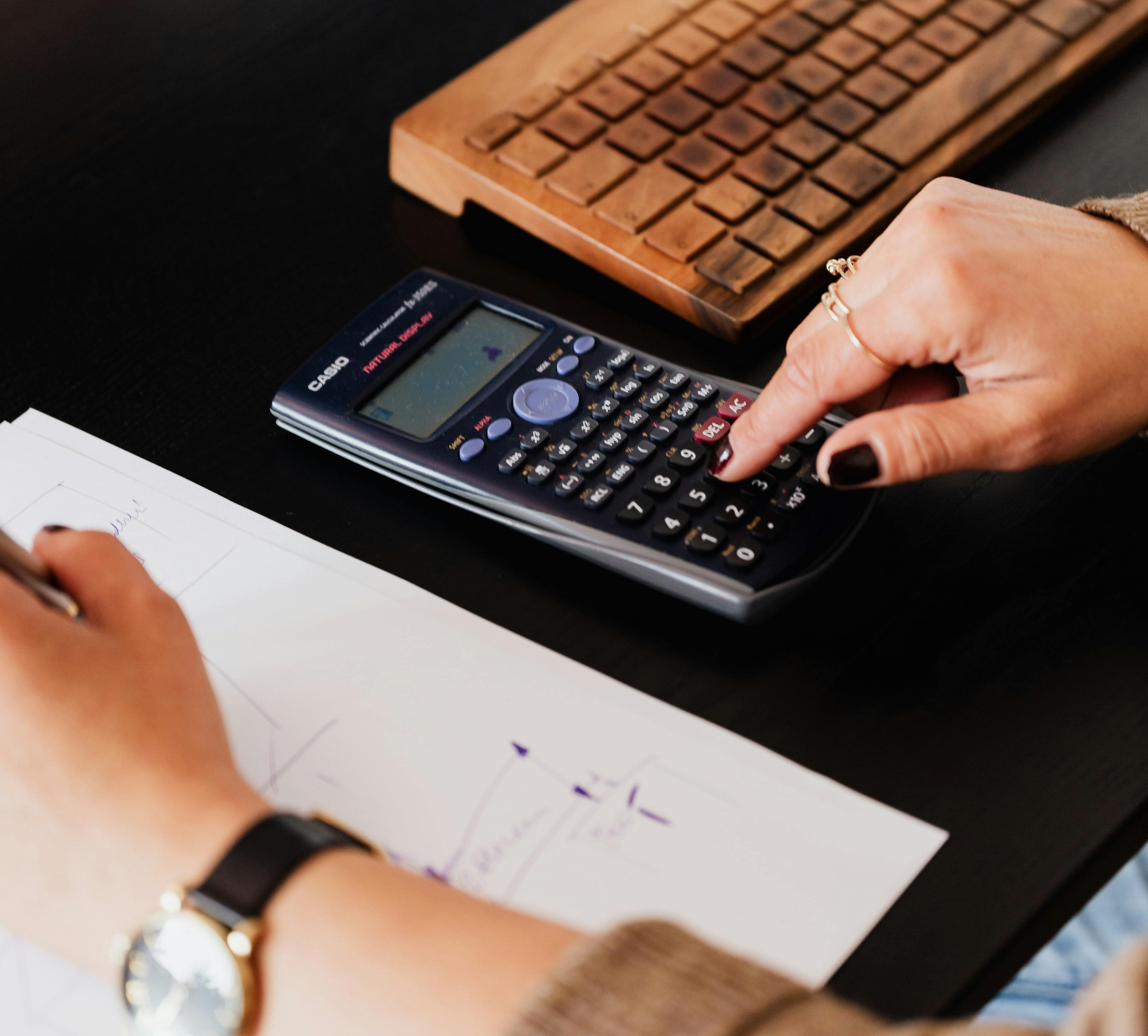 Profesional de contabilidad sonriendo